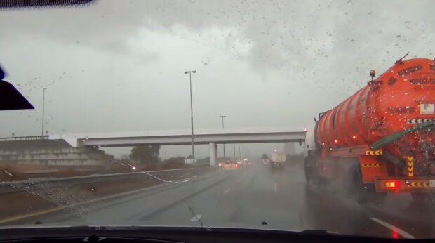 Deszcz. Źródło: Youtube Marcy Shan - Życie w Dubaju