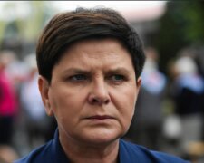 Beata Szydło jadąca lotniskowym autobusem. Zdjęcie byłej premier wywoływało lawinę komentarzy