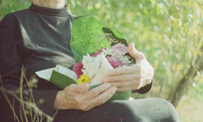 Z życia wzięte. "W sanatorium poznałam mężczyznę, przy którym znów zaczęłam się uśmiechać": Dzieci oskarżyły mnie, że zdradzam pamięć ich ojca