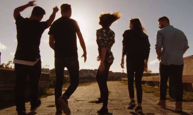 Happy People, źródło: YouTube/Authentic Sociall