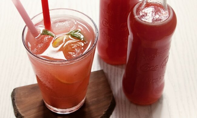 Orzeźwiający koktajl rabarbarowy na końcówkę lata. Przygotowanie zajmie tylko 10 minut