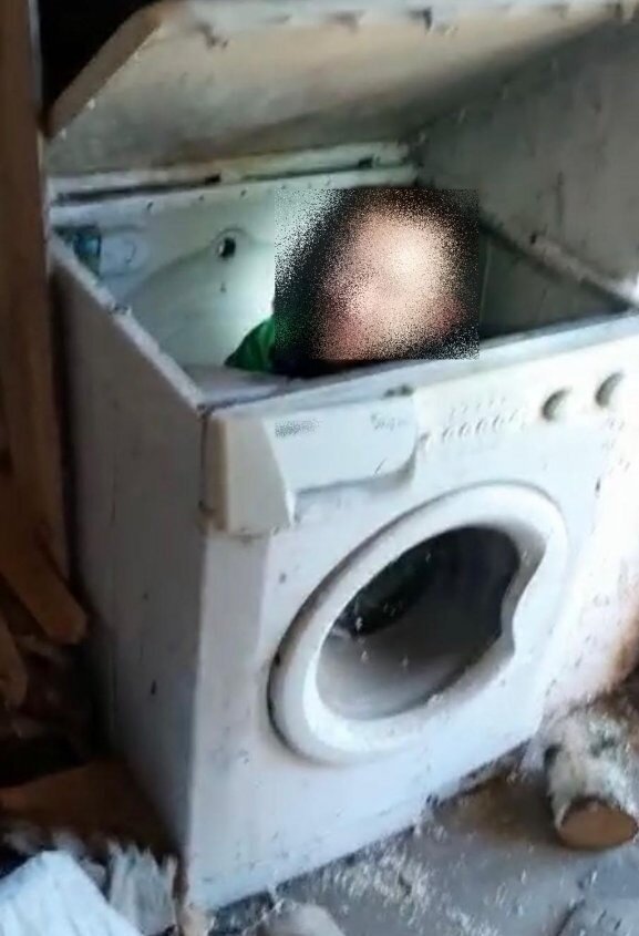 Policjanci znaleźli poszukiwanego mężczyznę w pralce, źródło: RMF24