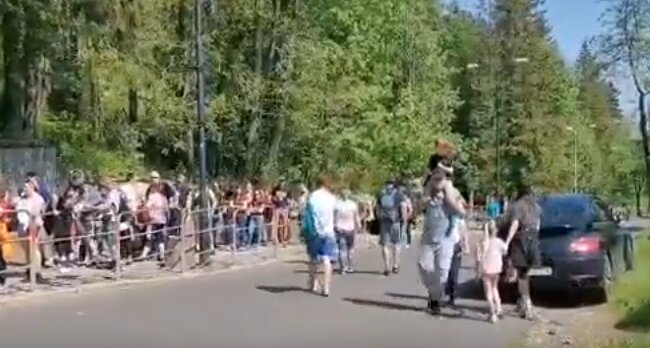 Tłumy w jednej z miejscowości turystycznej. Czy może się to przyczynić do rozwoju kolejnego ogniska epidemii