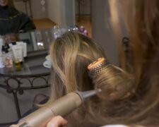 Salon fryzjerski/YouTube @Polska Fundacja Przedsiębiorczości