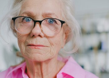 Z życia wzięte. "Teściowa traktowała mnie jak gorszą wersję żony i nieustannie mnie upokarzała": Mąż przestał się śmiać, gdy postawiłam sprawę jasno