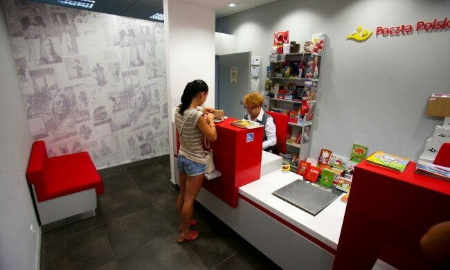 Sufit spadł na klientów na poczcie! Mamy zdjęcia i film z miejsca zdarzenia!