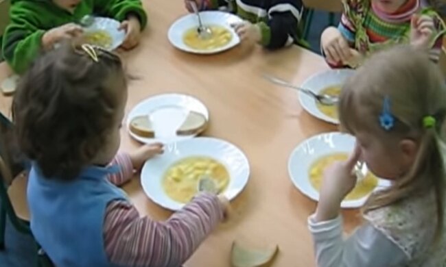 jedzenie w przedszkolu, screen Youtube @matiwo1410