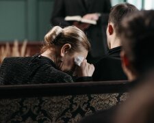 Z życia wzięte. Teściowa została wdową, ale zamiast czerni wybrała czerwone szpilki. Dopiero później zrozumiałam, co oznaczał ten kolor