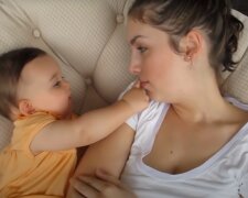 źródło: YouTube/Rainy Day Singing | Mom & Baby