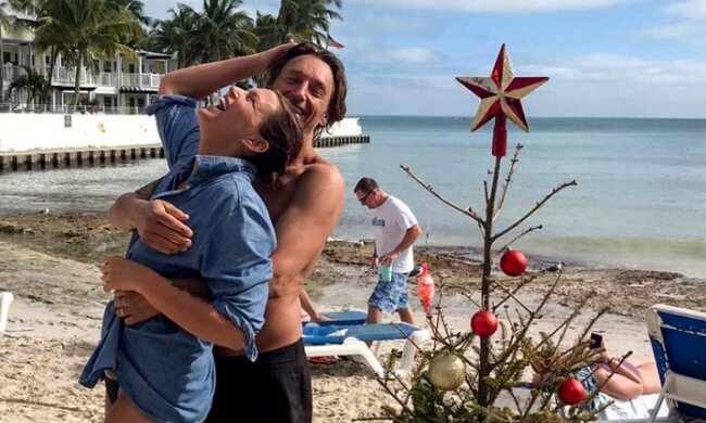 Ilona Montana pozuje na plaży w objęcia męża. Po kryzysie został tylko gigantyczny siniak