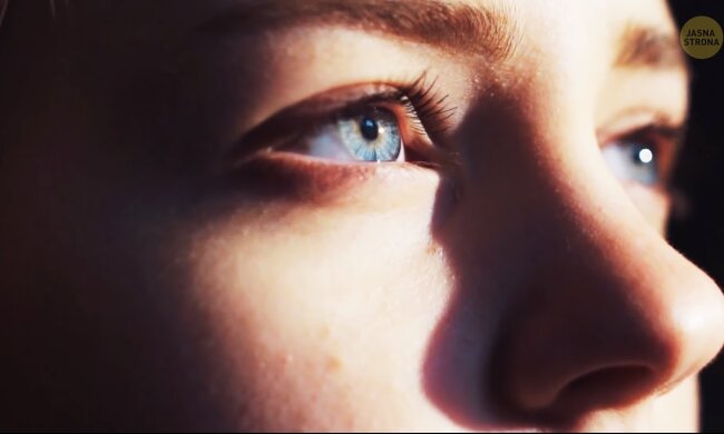 Kobieta/YouTube @Jasna strona