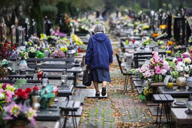 Zakaz nie powstrzymuje Polaków. Co dzieje się teraz na cmentarzach