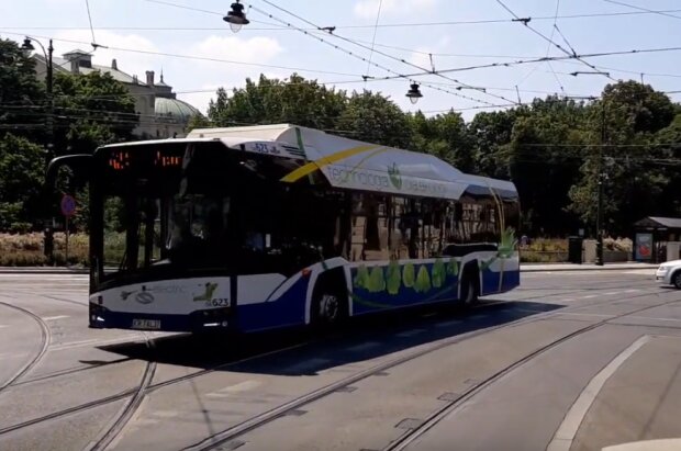 Kraków: niebezpieczne zdarzenie z udziałem autobusu. Kierowca wjechał w przystanek. Co się stało