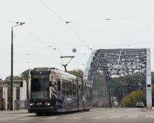 Kraków: zdarzenie z udziałem tramwaju. W związku z wykolejeniem pojazdu pasażerowie napotkali sporo utrudnień. Co się tam działo