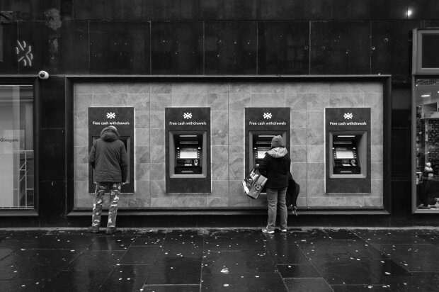 Złodzieje obserwują klientów bankomatów. Metoda "na kolec" może pozbawić ich pieniędzy w kilka sekund