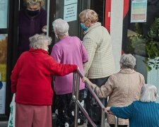 Specjalne godziny dla seniorów budzą skrajne emocje wśród Polaków. Jedni są "za", inni uważają, że to zły pomysł