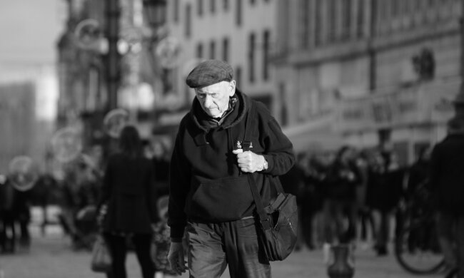 Z życia wzięte. "Biedny staruszek chciał wynająć pokój w hotelu, ale został wyśmiany i odesłany": Wrócił później i dał personelowi lekcję