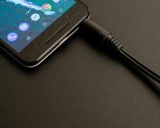 Nigdy nie ładuj telefonu w ten sposób. Strażacy ostrzegają przed groźnym błędem