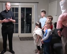 Ksiądz, źródło: YouTube/Home priestly ministry