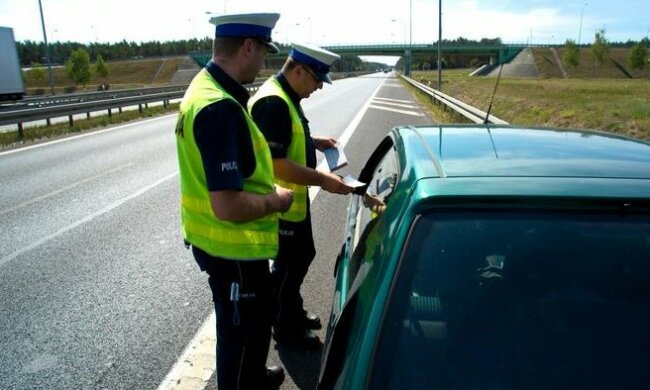 „Ręce na kierownicy i spisujemy!” Nowe zasady kontroli dla wszystkich kierowców!