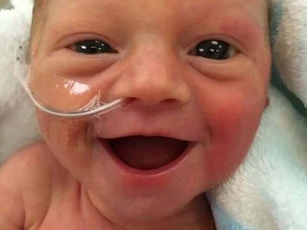 Uśmiech tego słabego dziecka daje nadzieję tysiącom serc na całym świecie