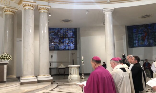 Duchowni. Źródło: youtube.com