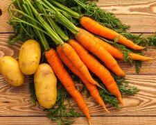 Dlaczego ziemniaki warto gotować razem z marchewką? Złota rada doświadczonych gospodyń domowych