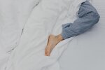 Wystawianie nogi spod kołdry to nie przypadek. Organizm wysyła sygnał