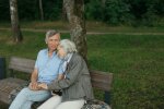 Z życia wzięte. "Mój 64-letni ojciec porzucił mamę po 43 latach małżeństwa": Myślał, że zaczyna nowe życie, a skończył samotny i zdradzony