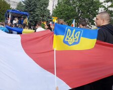 Український та польский прапори. Фото: скріншот YouTube