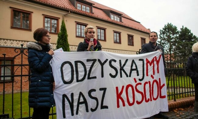 „Odzyskajmy nasz Kościół!” – Wierni protestują pod kurią metropolitarną w Gdańsku!