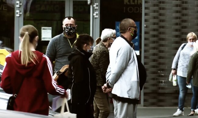 Jak długo jeszcze będziemy musieli nosić maseczki? Prognozy nie napawają optymizmem