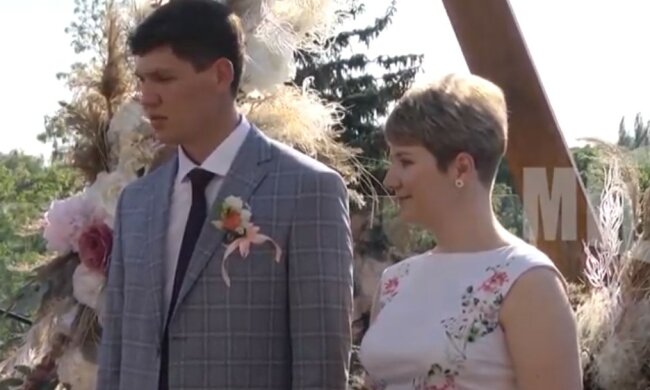 w eleganckiej sukni ślubnej, screen Youtube