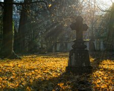 Z życia wzięte. Rodzina kłóciła się o koszt pomnika, choć babcia zostawiła na niego pieniądze. Stary zeszyt ujawnił, kto zabrał kopertę