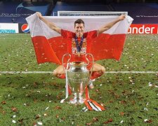 Robert Lewandowski świętuje zdobycie Złotego Pucharu.W sieci pojawiło się "łóżkowe" zdjęcie Lewego. To nie Anna mu towarzyszyła