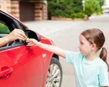 UWAGA! Zamaskowany mężczyzna jeździ po ulicach. Zaprasza dzieci, aby wsiadły do jego auta!