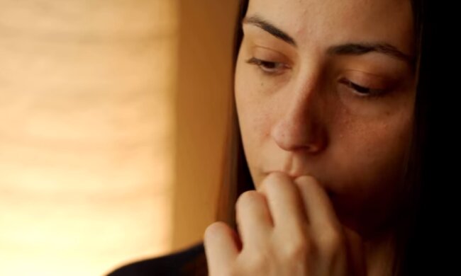 Kobieta/YouTube @Ploteczki