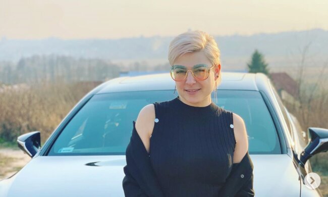 Magdalena Narożna pozuje na luksusowym samochodzie. Źródło: Instagram/madzia_pim