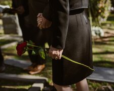 Matka przez całe życie kontrolowała każdy mój krok. Po jej odejściu otworzyłam metalową kasetkę i rozpłakałam się nad straconymi latami