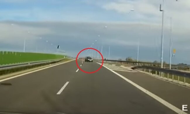 Matiz pędził pod prąd! Z naprzeciwka nadjechało inne auto… [WIDEO]
