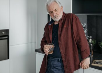 Po przejściu na emeryturę oznajmiłem żonie, że odchodzę do młodszej partnerki. Jej spokojna odpowiedź sprawiła, że po raz pierwszy się przestraszyłem