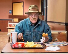 99-latek po raz pierwszy w życiu spróbował McDonalda. Jego reakcja rozbawia do łez [WIDEO]