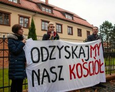 „Odzyskajmy nasz Kościół!” – Wierni protestują pod kurią metropolitarną w Gdańsku!