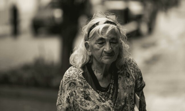"Wnuczka zabrała mnie z domu opieki, obiecując, że u niej będzie lepiej": Okazało się, że chciała tylko mojej emerytury i podpisu pod kredytem
