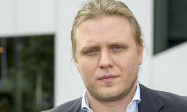 Miejsce spoczynku Piotra Woźniaka-Staraka zadziwia. Zdjęcia nie pozostawiają wątpliwości, że restrykcje zbierają żniwo