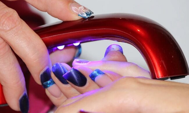 Kobieta chciała zakryć nieestetyczny czarny ślad na paznokciu. Poszła do gabinetu kosmetycznego. To, co tam usłyszała przeraziło ją