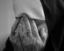 Z życia wzięte. "Mam 70 lat i coraz częściej myślę o trumnie": Dla dzieci jestem tylko starą matką, która zawadza