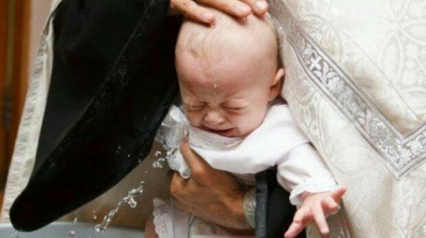 Kapłan ochrzcił dziecko. Jednak cały czas dużo płakało i odpychało go. Dorośli zaczęli się niepokoić