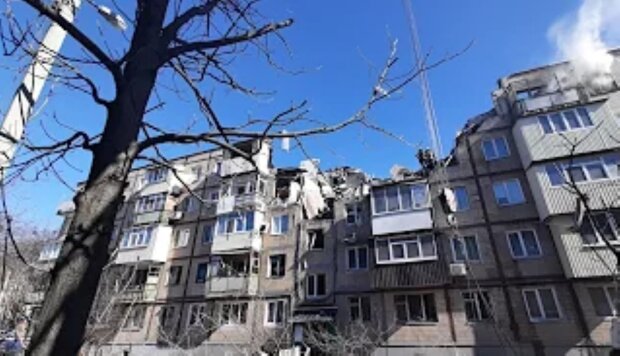 Zniszczony blok mieszkalny w Ukrainie/YouTube @Telewizja Republika