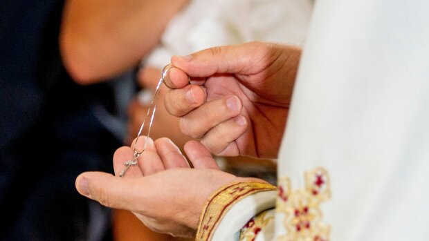 Z życia wzięte. "Na chrzciny wnuka przyszedł z kochanką": To był cios dla całej rodziny